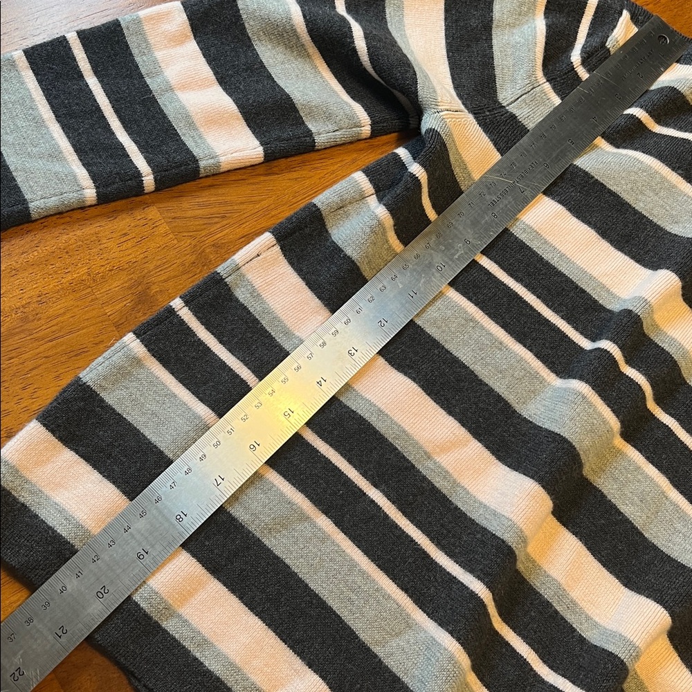 Banana Republic Gray and Pink Striped Merino Wool Turtle Neck Sweater Size M - Picture 14 of 15